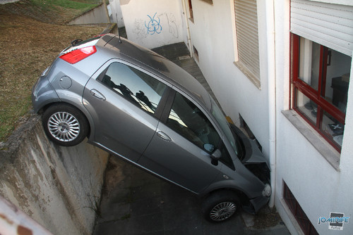 Acidente de carro caiu num buraco (Figueira da Foz