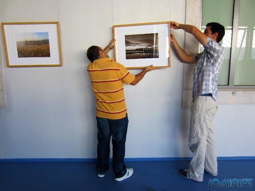 Montagem da exposição colectiva de Fotografia «Figueira da Foz, aqui sou feliz» em comemoração do 131º aniversário da Elevação da Figueira da Foz a Cidade - Pendurar as molduras com as fotografias