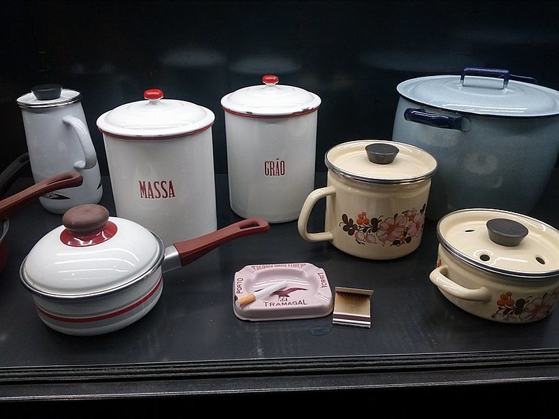 800px-Loiça_MDF_(fábrica_de_esmaltagem_Águia_no