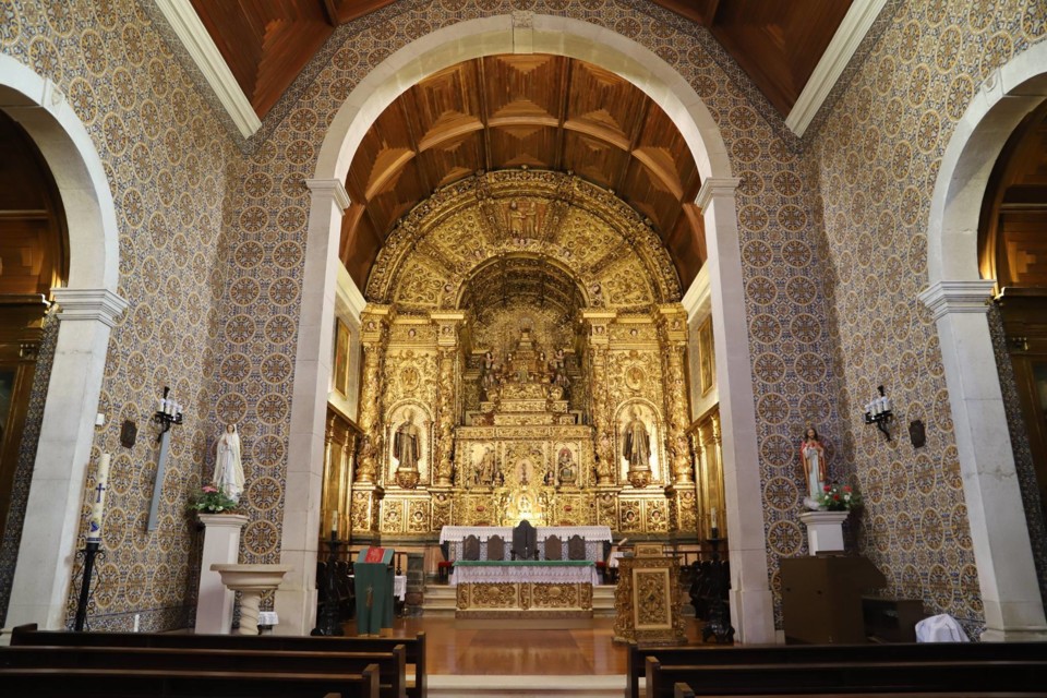 Oiã. Retábulo da capela-mor 01.jpg Oiã. Retábulo da capela-mor 01.jpg
