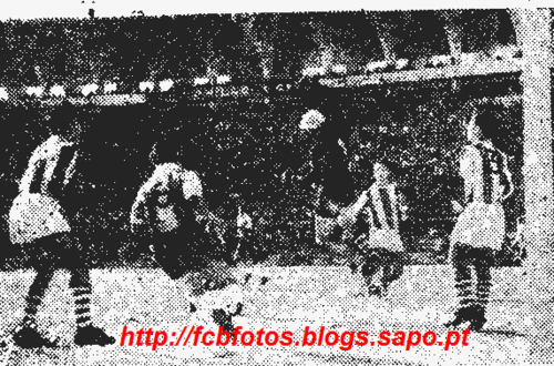 1957-58-porto-fcb-braulio em acção-são duas fot