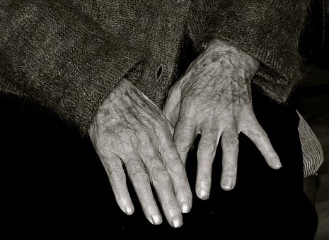 elderly-woman-1036773__340.jpg