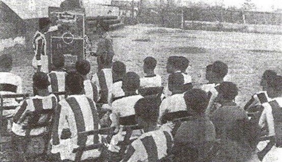 1940-escola jovens jogadores do fcb  artur baeta.j