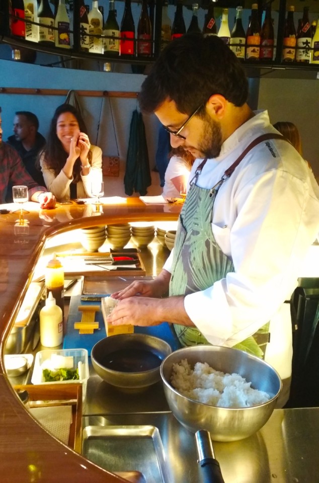 O Tuna Musubi a ser preparado!