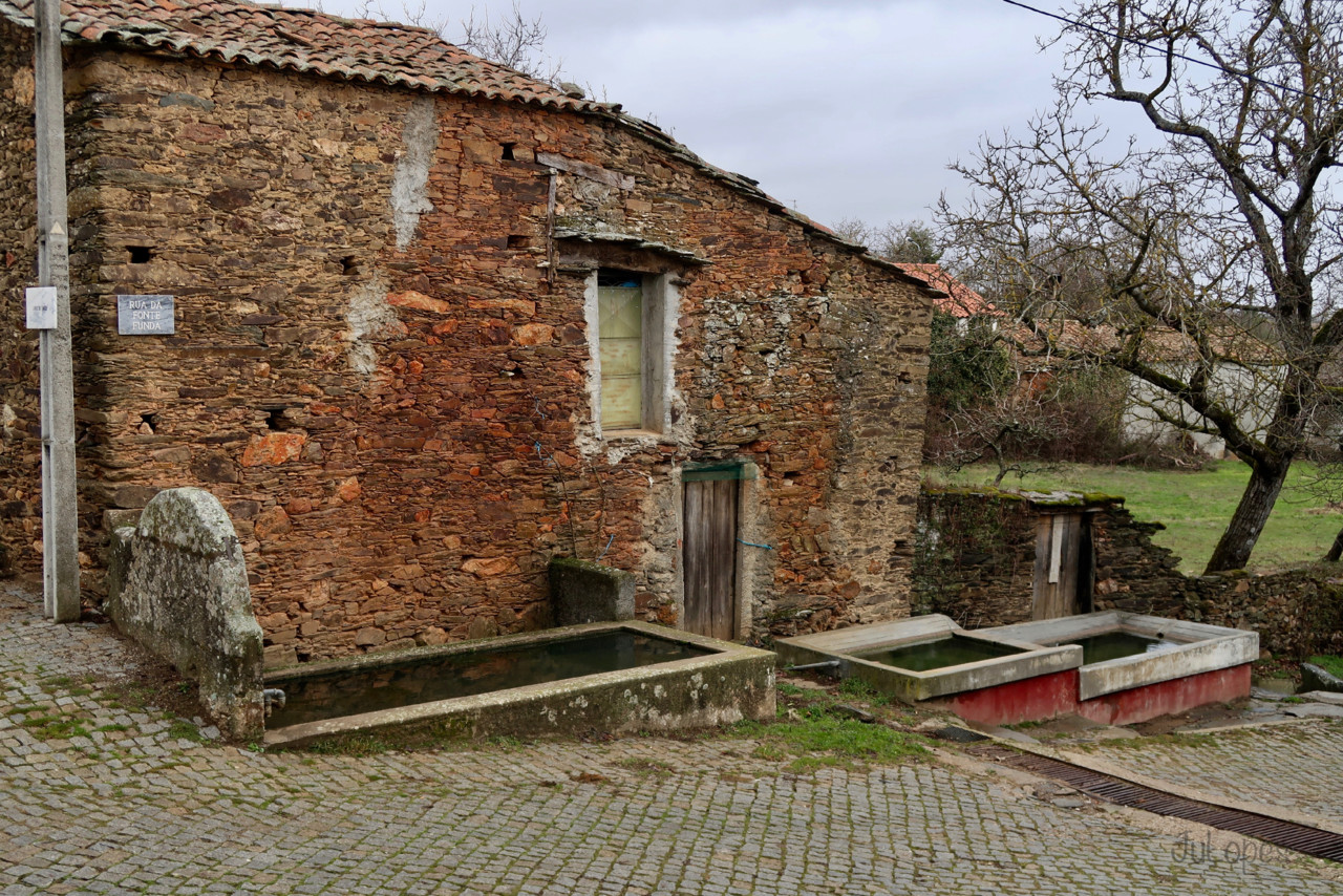 Tanque (chafariz) de Paçó de Rio Frio, Bragança - Fontes, bebedouros e ...