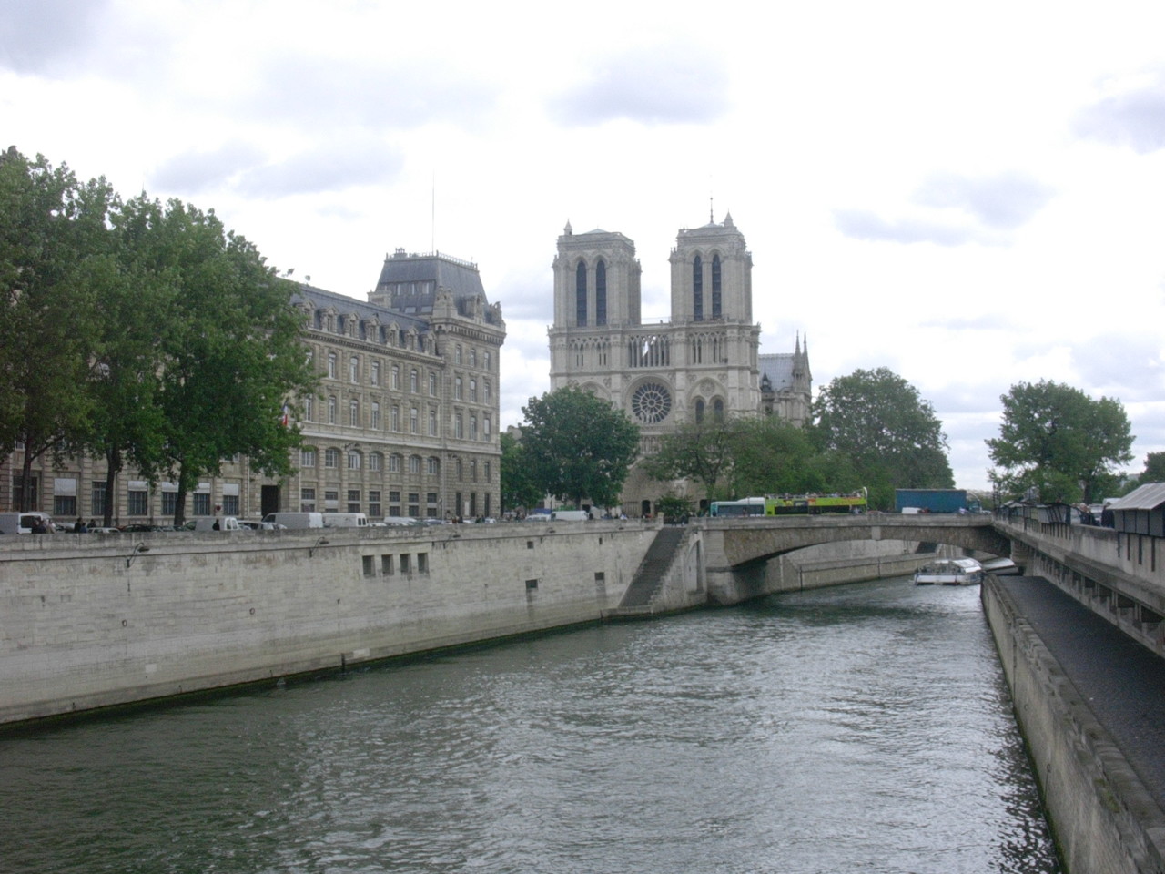 Sena junto a Notre Dame.jpg