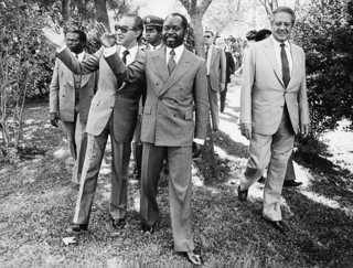 Almeida Santos e Soares sorridentes com o Samora, Moçambique, [s.d.]. Rui Ochôa, in Expresso, 19/I/16.