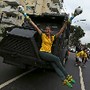 Manifesta&ccedil;&otilde;es - Torcedora posa para fotos junto 