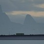 A Ponte Rio-Niter&oacute;i com o pico Dedo de Deus ao fu