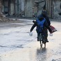 Rebelde com arma e comida bicicleta Alepo, Síria 