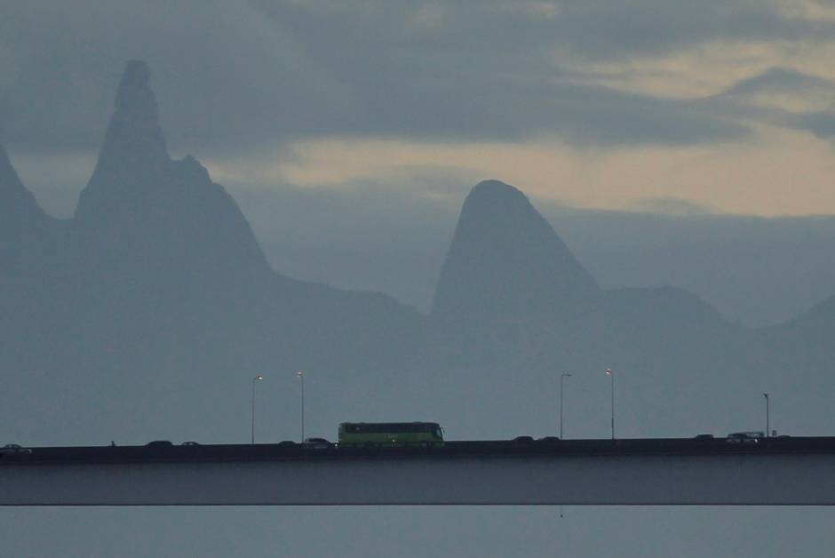 A Ponte Rio-Niterói com o pico Dedo de Deus ao fu
