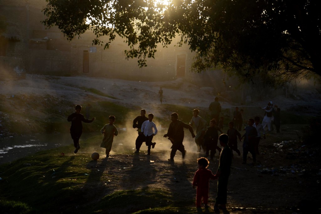 Crianças jogam futebol em Herat, Afeganistão 