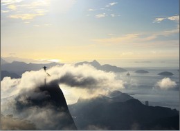 Cristo aparece entre nuvens no início da manhã d
