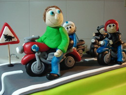 Bolo motas+ aniv M+ presentes+violeta 121.jpg