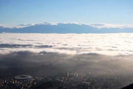 A cidade encoberta pelo nevoeiro vista do Sumaré,