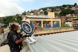 Alem&atilde;o - Policial do Bope instala uma antena com 