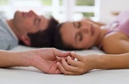 a imagem do casal deitados deitados