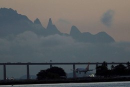 A Ponte Rio-Niterói e o pico Dedo de Deus na Serr