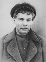 Lenin-last-underground,_1917.jpg