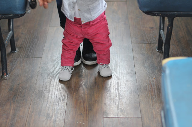 pisamonas + botas safari + rosa e cinzento + sfera kids + village underground + cafetaria village underground pisamonas + botas safari + rosa e cinzento + sfera kids + village underground + cafetaria village underground