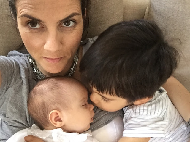 mãe de dois + oito meses + irmãos + recém-nascido + bebé a dormir